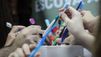 Ecoponto coleta escovas de dente para reciclagem; veja onde descartar cada tipo de lixo em Maringá 
