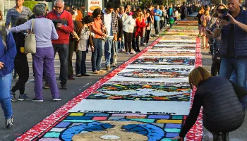 Entenda a origem da tradição dos “tapetes” de Corpus Christ Entenda a origem da tradição dos “tapetes” de Corpus Christ