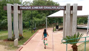 Maringá inaugura o Parque Linear Gralha Azul, espaço de convivência com quadras e brinquedos 