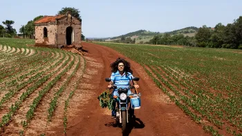 Artista de Marialva registra pai em drag para exposição que tem ganhado o mundo e as redes sociais 