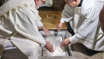 Cápsula do tempo prevista para ser aberta em 2072 é colocada na Catedral de Maringá Cápsula do tempo prevista para ser aberta em 2072 é colocada na Catedral de Maringá