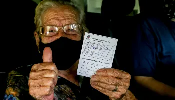 Idosos com mais de 78 anos podem ser vacinados nesta sexta-feira (12) Idosos com mais de 78 anos podem ser vacinados nesta sexta-feira (12)