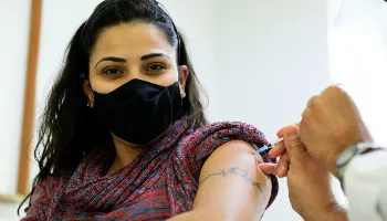 Sem vacinas para 1ª dose, Maringá vacina apenas com a 2ª dose nesta quinta-feira (15) 