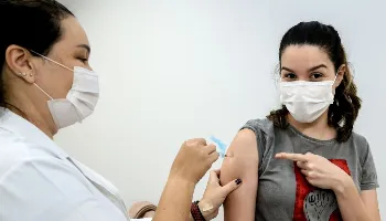 Vacinação contra covid-19 será destinada a "repescagem" nesta segunda-feira (19) 