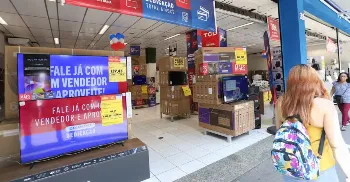 Com dívida bilionária, Casas Bahia fecha 355 lojas e demite mais de 11 mil funcionários 