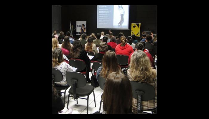 EVENTO RENOVA CONHECIMENTO DE ESTUDANTES E PROFISSIONAIS DE MODA DE MARINGÁ E REGIÃO