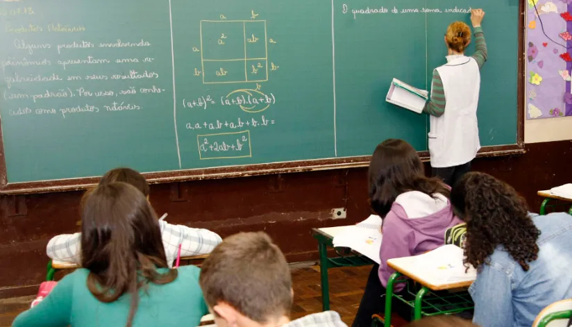 Paraná abre concurso público de 1,2 mil vagas para professores com salários de até R$ 5.545,86