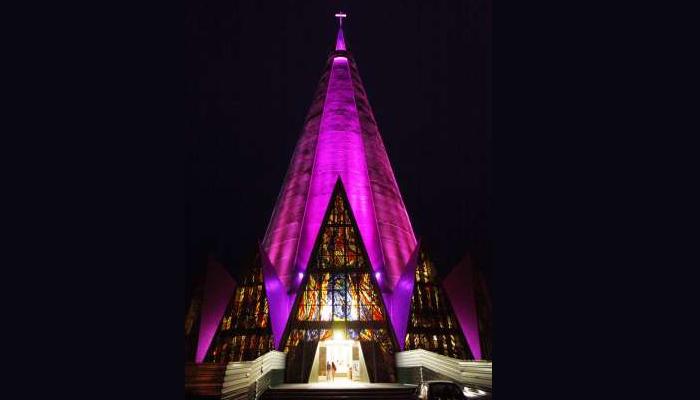 Catedral é iluminada para o Outubro Rosa