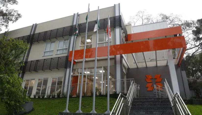 Copel é multada em R$ 1 milhão por não retirar fios soltos em postes de Maringá