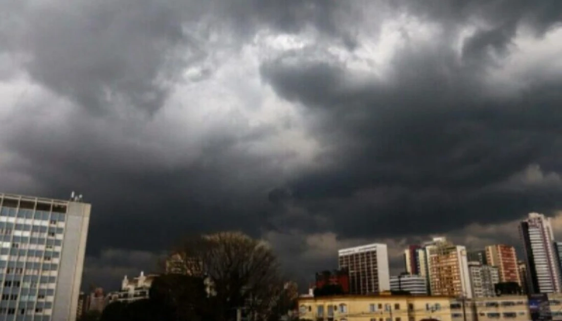 Inmet emite alerta laranja de tempestade para mais de 280 cidades do Paraná; veja regiões afetadas Inmet emite alerta laranja de tempestade para mais de 280 cidades do Paraná; veja regiões afetadas