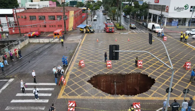 Entenda o que causou o buraco de oito metros em avenida na região central de Maringá
