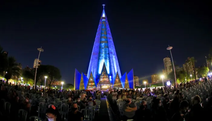 Abertura do Natal 2021 de Maringá reúne milhares de pessoas na Praça da Catedral