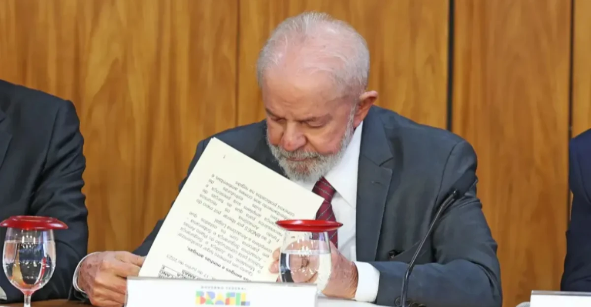 Presidente Lula veta lei que reconhecia estágio como experiência profissional