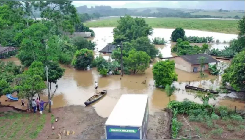 Devido ao volume de chuva, famílias próximas ao rio Ivaí precisam deixar suas residências