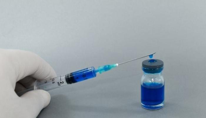 Vacina de Oxford se mostrou eficiente na 1ª fase de testes, diz estudo