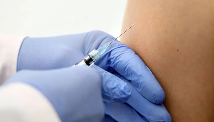 Idosa recebe doses diferentes de vacina contra covid-19 em Maringá