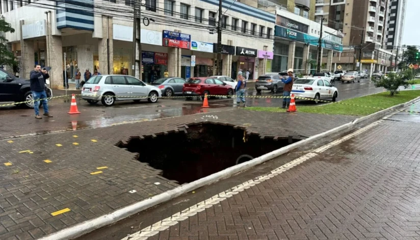 Chuva abre cratera em avenida de Maringá