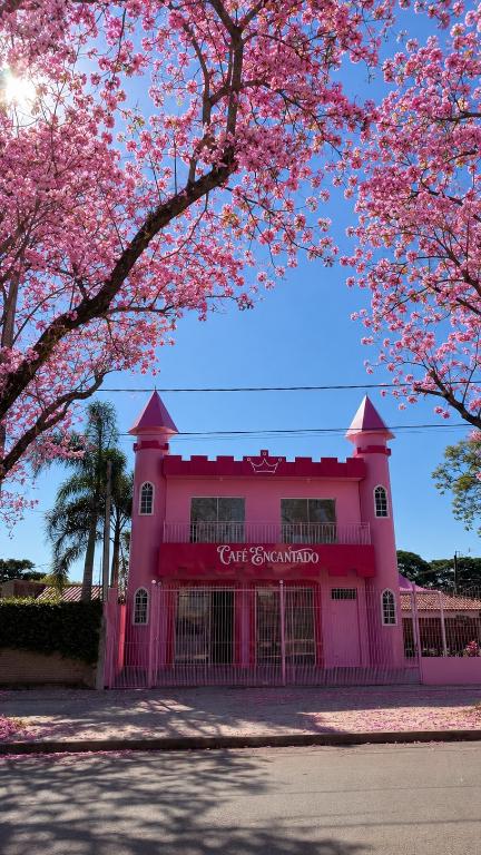 Café Encantado, o castelo rosa de Maringá, tem data de inauguração divulgada 