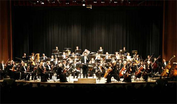 Público lota Teatro Calil Haddad na apresentação da Orquestra Sinfônica do Paraná