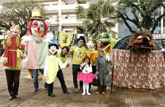 Desfile de bonecos gigantes abre Festival de Bonecos de Maringá