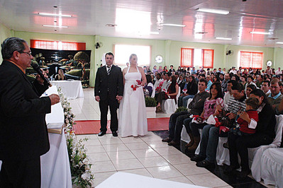 Casamento coletivo une 186 casais em Quedas do Iguaçu