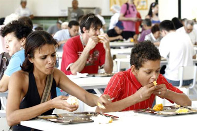 Restaurante Popular completa um mês servindo mil refeições por dia