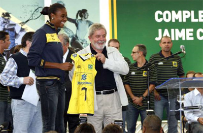Seleção Brasileira chega em Maringá recepcionada pelo presidente Lula