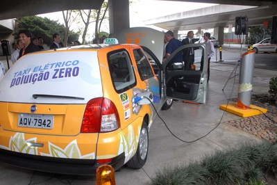 Primeiro táxi elétrico do Brasil começa a circular no Paraná 
