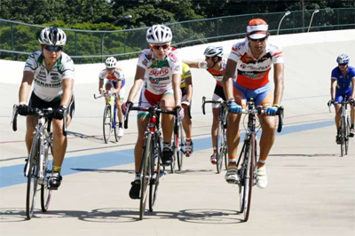 Seleção Brasileira de Ciclismo de Pista treina no velódromo de Maringá