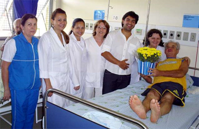 Pacientes aniversariantes do Hospital Municipal de Maringá recebem flores
