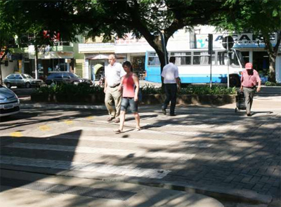 Faixas elevadas garantem segurança para travessia de pedestres em vias movimentadas Faixas elevadas garantem segurança para travessia de pedestres em vias movimentadas