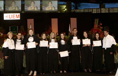 Nove laureados no primeiro dia de formatura da UEM 