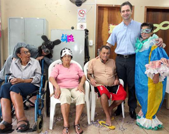 Mais de 200 crianças e idosos participam de Carnaval social