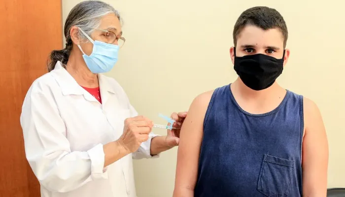 Vacinação contra covid-19 segue destinada a imunossuprimidos e adolescentes com comorbidades