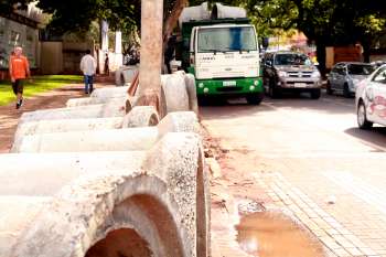 Implantação de galeria pluvial exige atenção de motoristas na Avenida Pedro Taques