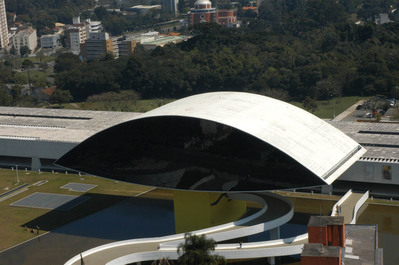 Museu Oscar Niemeyer exibe obras da 29ª Bienal de São Paulo
