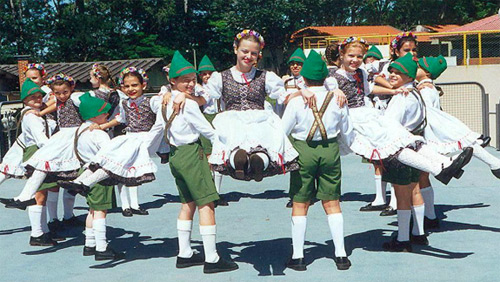 Começam os ensaios do grupo infantil de dança alemã