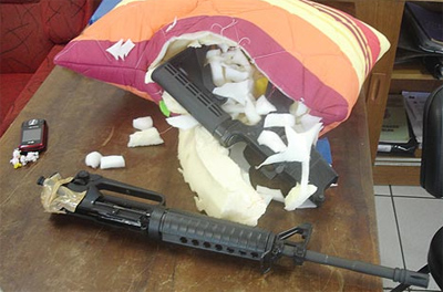 Jovem de 19 anos é presa tentando transportar um fuzil para Maringá em um travesseiro