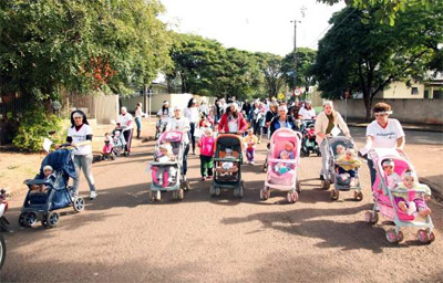 Após incêndio em creche municipal pais e professores promovem passeata pela paz