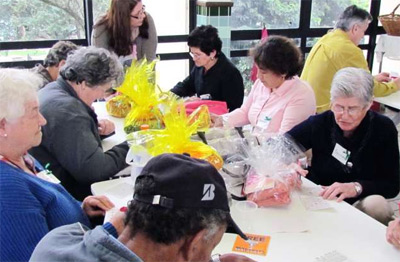 Mais de 250 idosos participaram de almoço no Restaurante Popular, com bingo e atividades