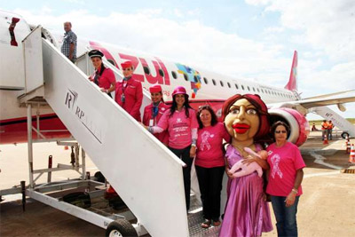 Avião rosa da Campanha do Câncer de Mama pousa em Maringá