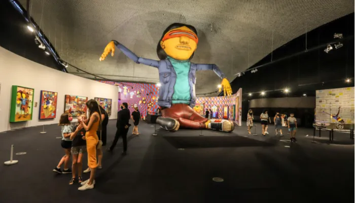 Exposição "OSGEMEOS: Segredos" em Curitiba alcança 100 mil visitantes