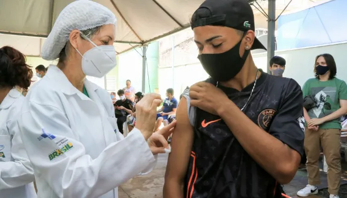 Vacinação contra a Covid-19 é destinada a adolescentes de 13 a 17 anos sem comorbidades
