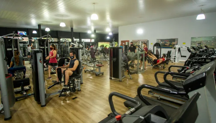 UEM oferece aulas de artes marciais, ginástica, natação e musculação à comunidade em geral