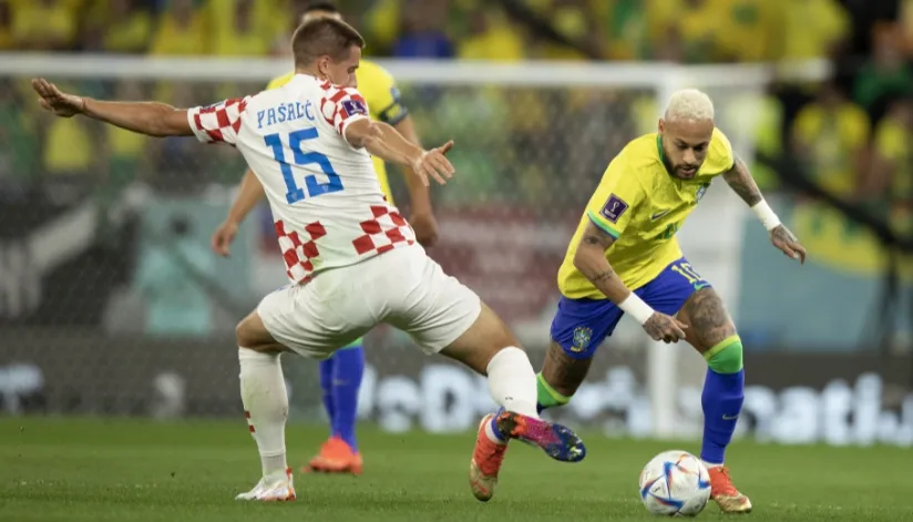 A foto mostra Neymar disputando a bola com um jogador da Croácia.