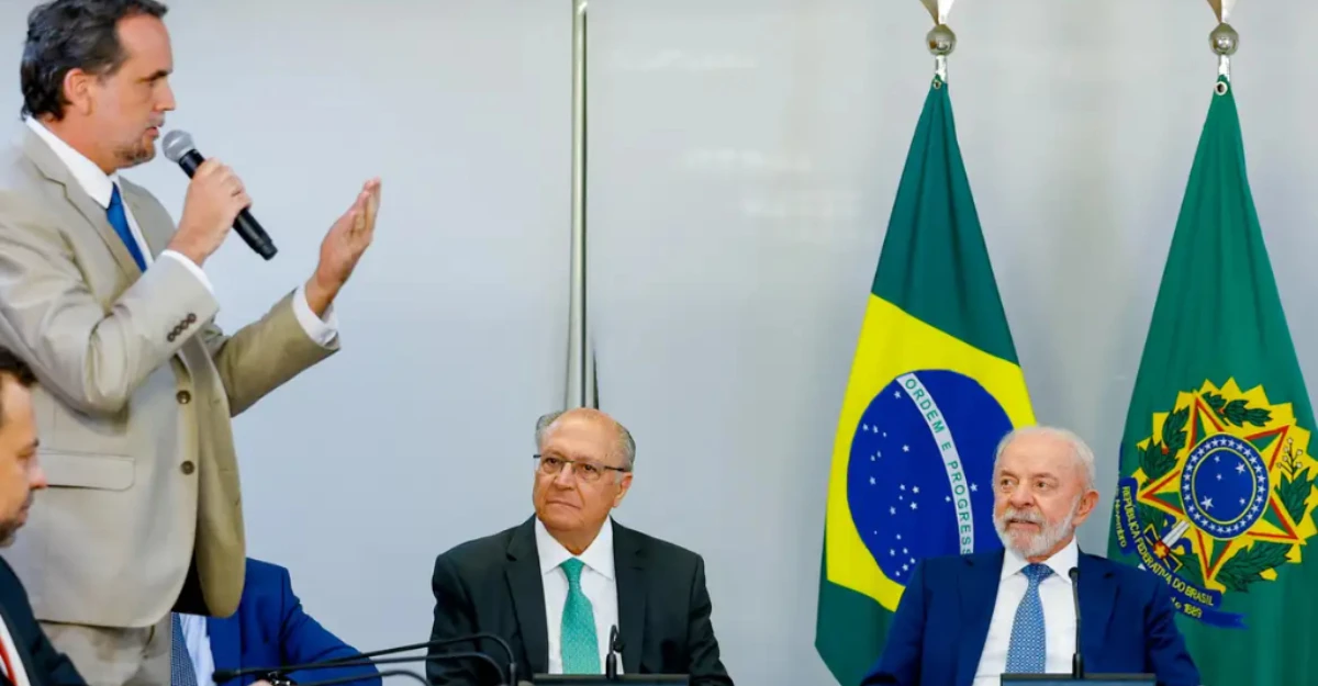 Lula assina MP que acaba com ‘taxa das blusinhas’