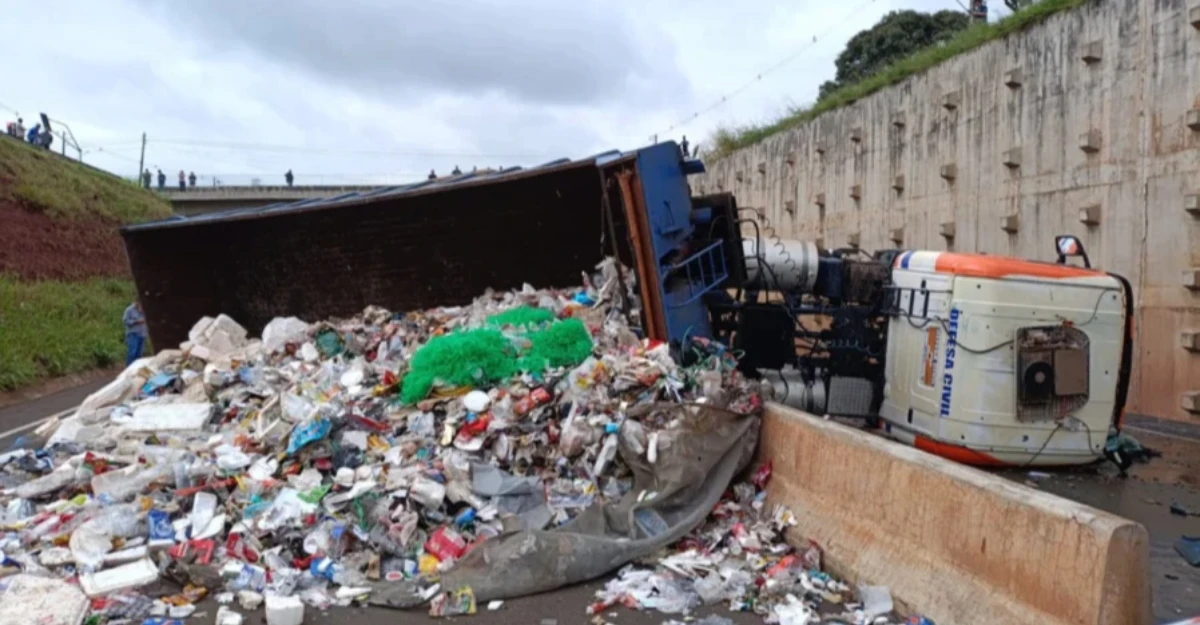 Caminhão tomba no Contorno Norte de Maringá; pistas estão interditadas nos dois sentidos