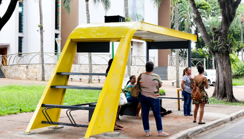 Pontos de ônibus da região central de Maringá começam a ser revitalizados