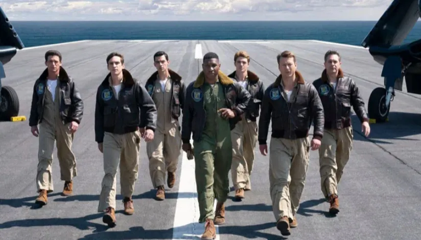 A foto mostra uma cena de Irmãos de Honra, com sete pilotos andando juntos, em direção à câmera.