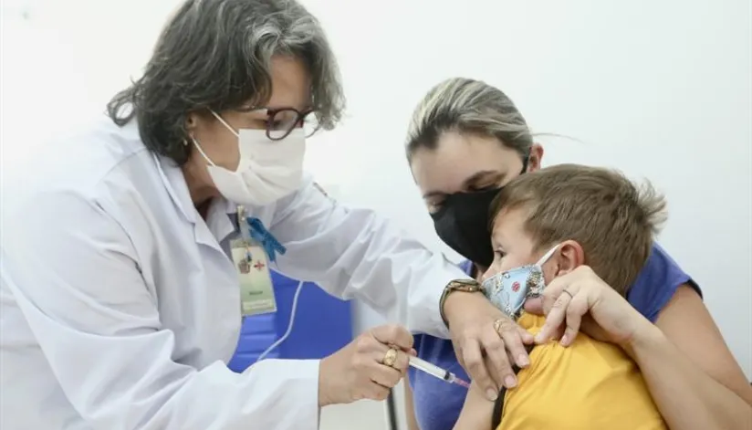 Vacina contra Covid-19 passa a fazer parte do calendário vacinal da criança em 2024